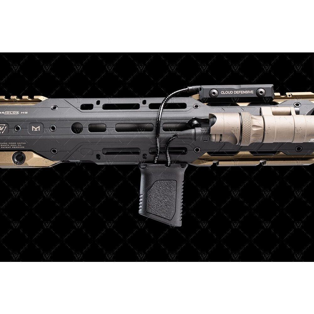 Poignée verticale angulaire STRIKE INDUSTRIES fixation M-LOK FDE