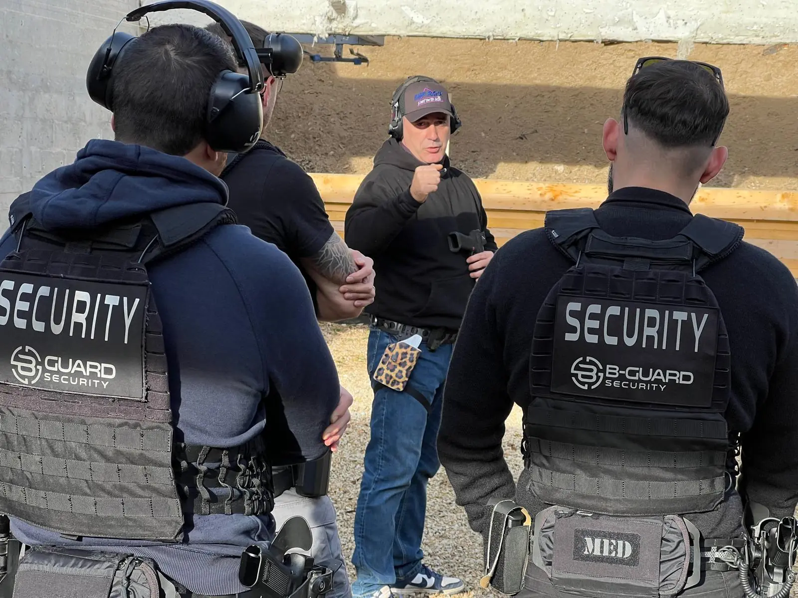 Séance de tir avec des agents de sécurité privée portant des gilets porte-plaques SG Guard Security