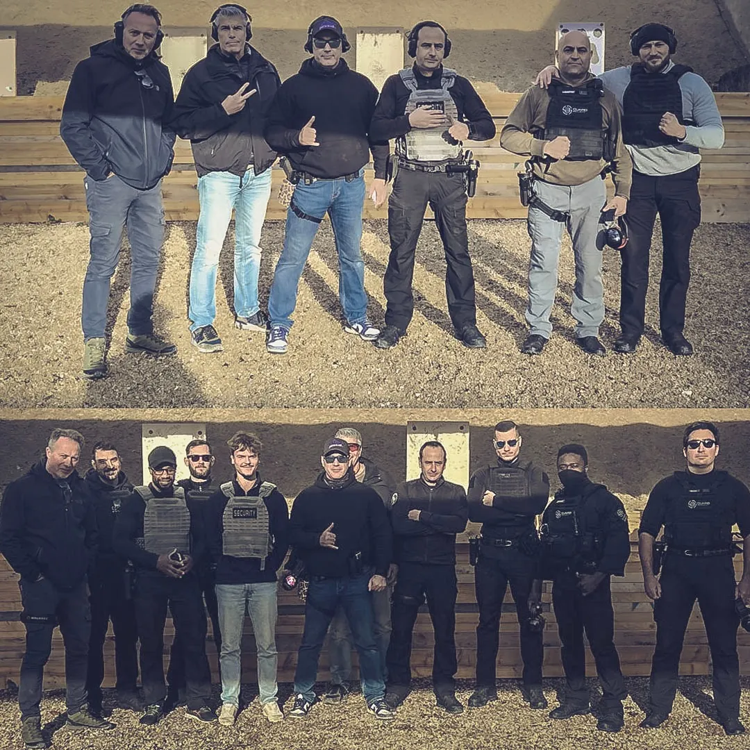 Deux groupes de stagiaires en tenue tactique et porte-plaques sur un pas de tir extérieur