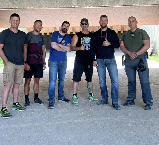 Groupe de stagiaires devant le bâtiment d'un club de tir