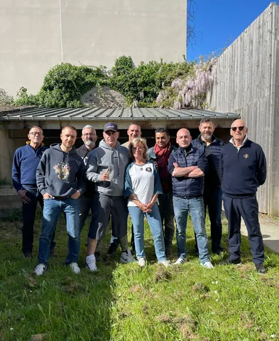 Groupe de tireurs devant le talus pare-balles d'un stand extérieur