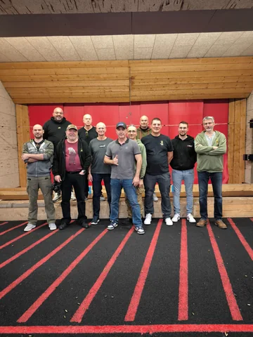 Groupe de stagiaires sur le pas de tir d'un stand couvert à l'issue d'un stage TAP RACK