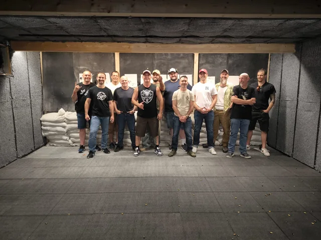 Groupe de stagiaires dans un stand de tir en tunnel, formation TAP RACK