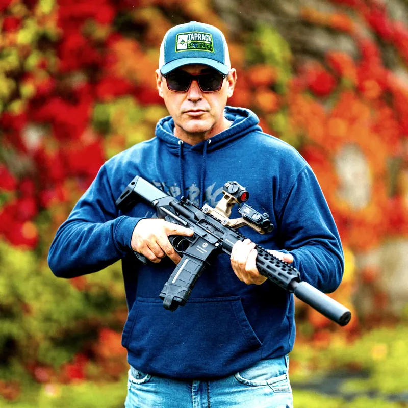 Gaëtan Moussion avec une carabine PCC équipée d'un modérateur de son, casquette TAP RACK